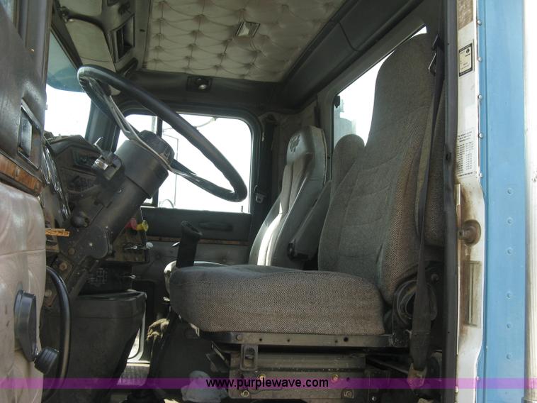 image for item K8730 1995 International 9400 vacuum truck