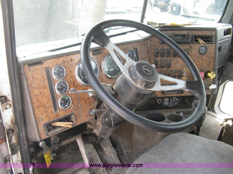 image for item K8730 1995 International 9400 vacuum truck