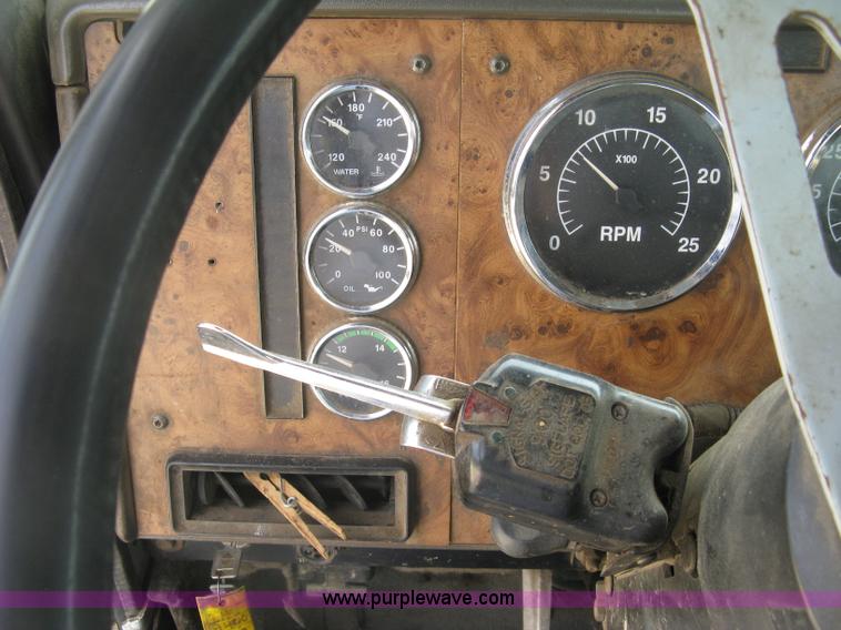 image for item K8730 1995 International 9400 vacuum truck