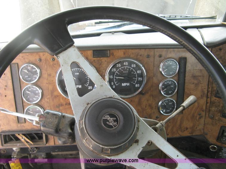 image for item K8730 1995 International 9400 vacuum truck