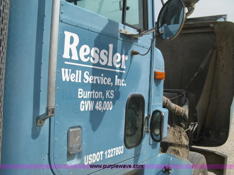 image for item K8730 1995 International 9400 vacuum truck