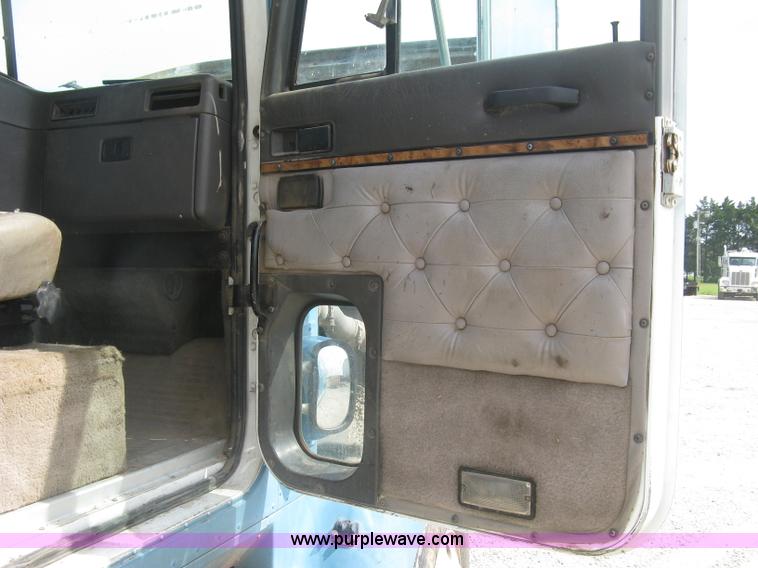 image for item K8730 1995 International 9400 vacuum truck