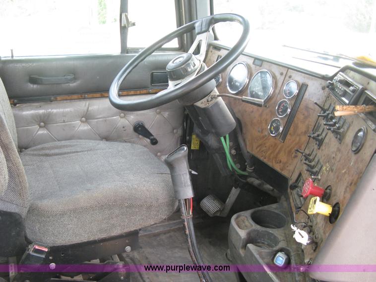 image for item K8730 1995 International 9400 vacuum truck