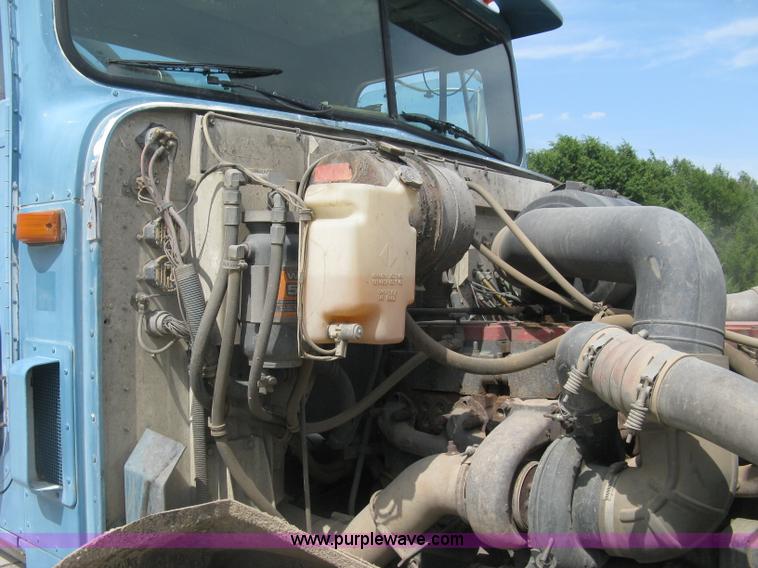 image for item K8730 1995 International 9400 vacuum truck