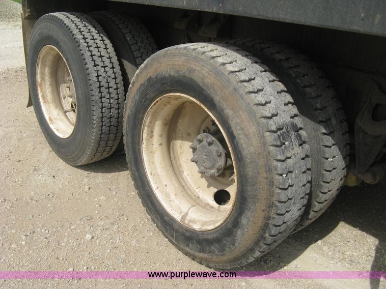 image for item K8730 1995 International 9400 vacuum truck