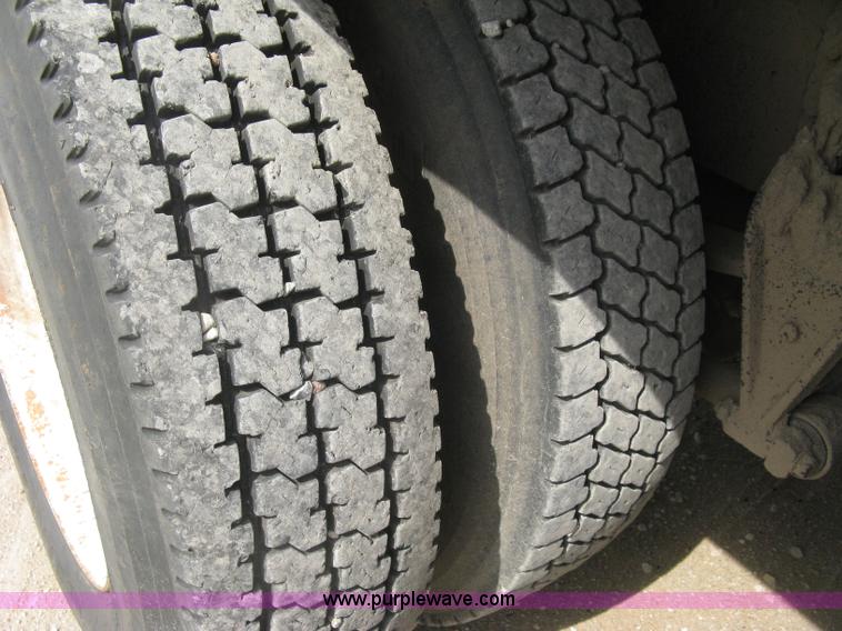 image for item K8730 1995 International 9400 vacuum truck