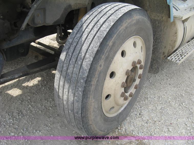 image for item K8730 1995 International 9400 vacuum truck