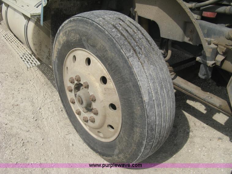 image for item K8730 1995 International 9400 vacuum truck