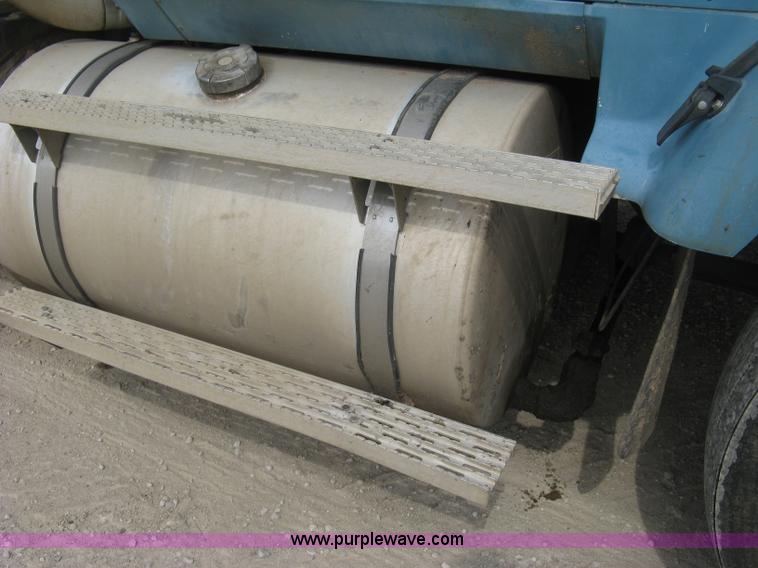 image for item K8730 1995 International 9400 vacuum truck