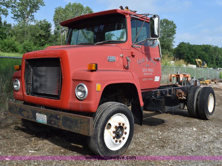 image for item L3486 1982 Ford LN9000 truck chassis