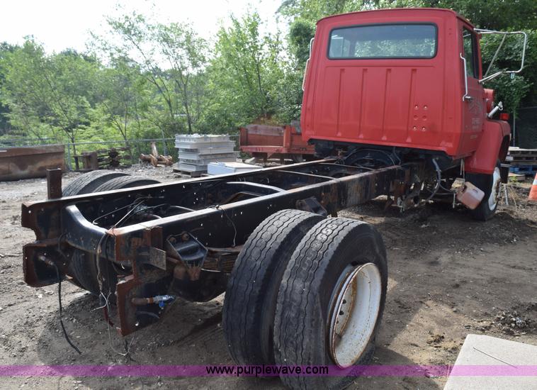 image for item L3486 1982 Ford LN9000 truck chassis