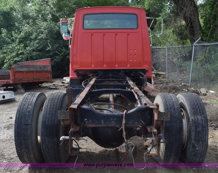 image for item L3486 1982 Ford LN9000 truck chassis