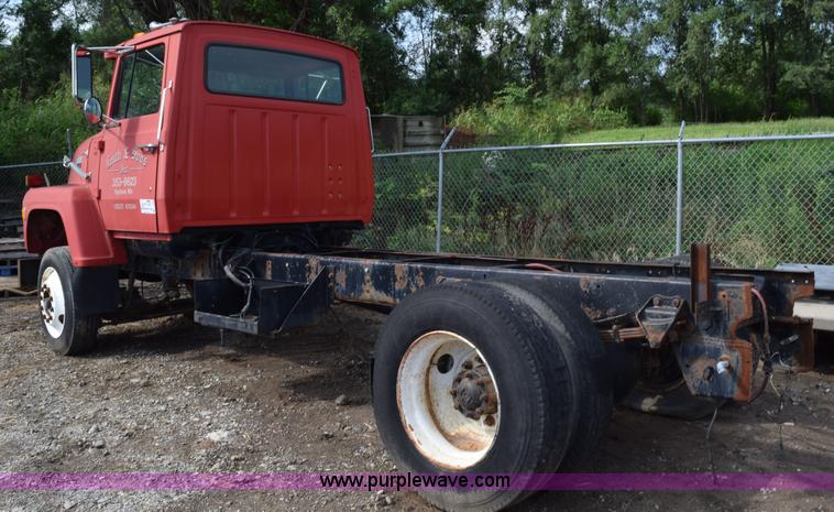 image for item L3486 1982 Ford LN9000 truck chassis