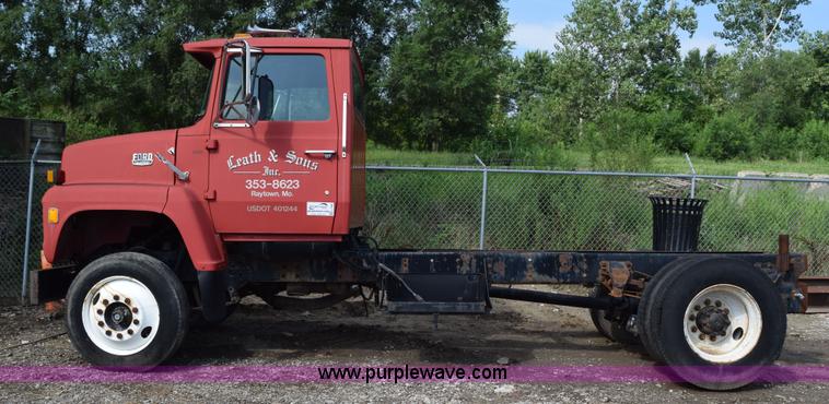 image for item L3486 1982 Ford LN9000 truck chassis
