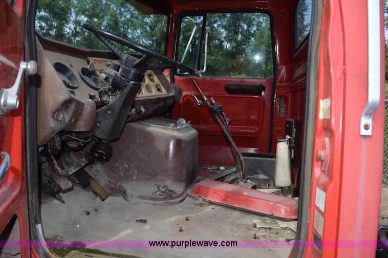 image for item L3486 1982 Ford LN9000 truck chassis