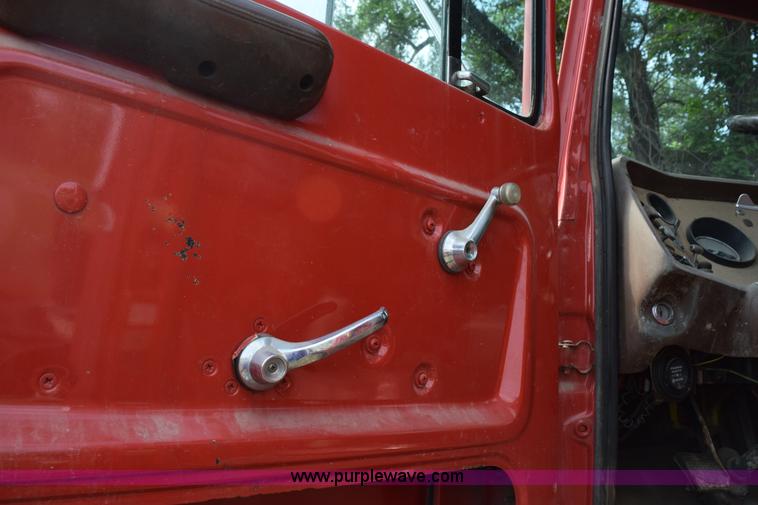 image for item L3486 1982 Ford LN9000 truck chassis