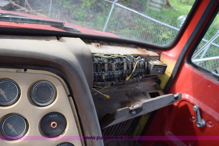 image for item L3486 1982 Ford LN9000 truck chassis