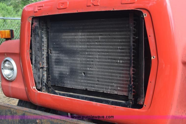 image for item L3486 1982 Ford LN9000 truck chassis