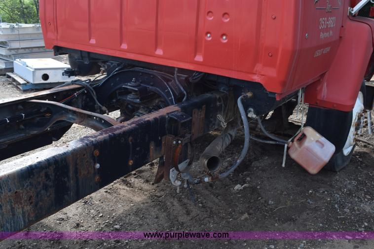 image for item L3486 1982 Ford LN9000 truck chassis