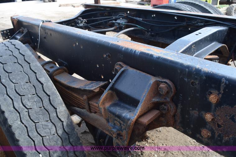 image for item L3486 1982 Ford LN9000 truck chassis