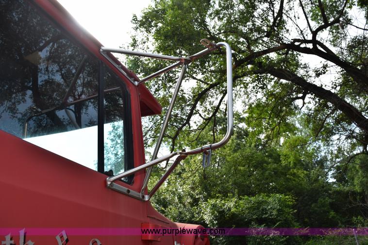 image for item L3486 1982 Ford LN9000 truck chassis