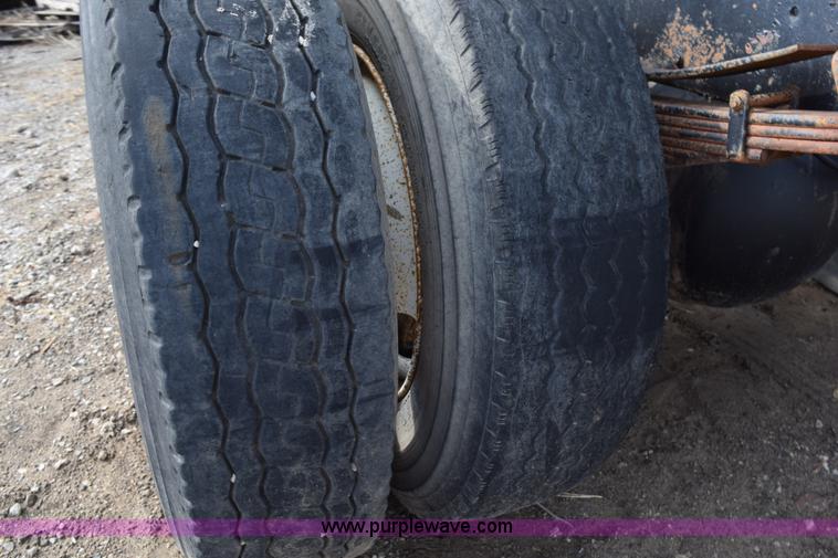 image for item L3486 1982 Ford LN9000 truck chassis