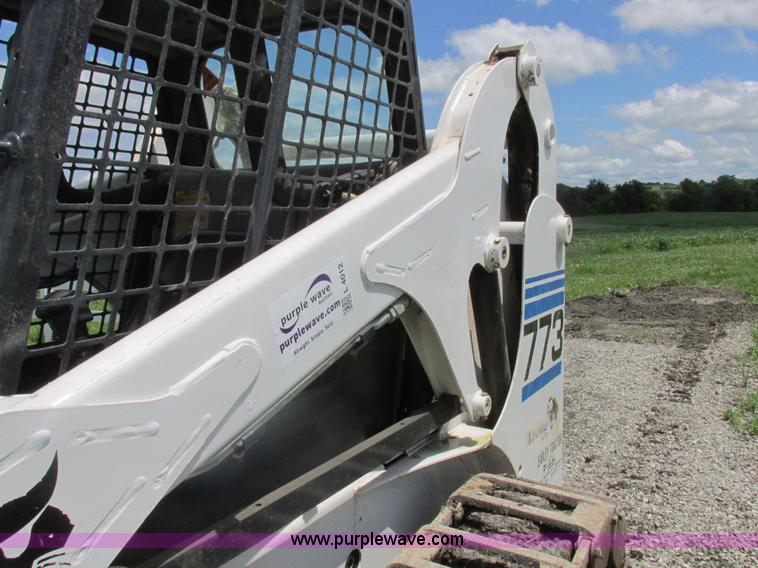 image for item L4012 2000 Bobcat 773 skid steer
