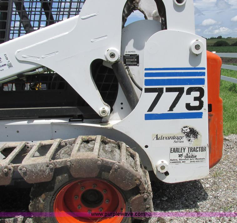 image for item L4012 2000 Bobcat 773 skid steer