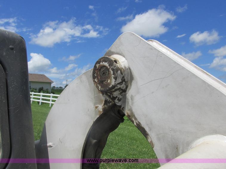 image for item L4012 2000 Bobcat 773 skid steer