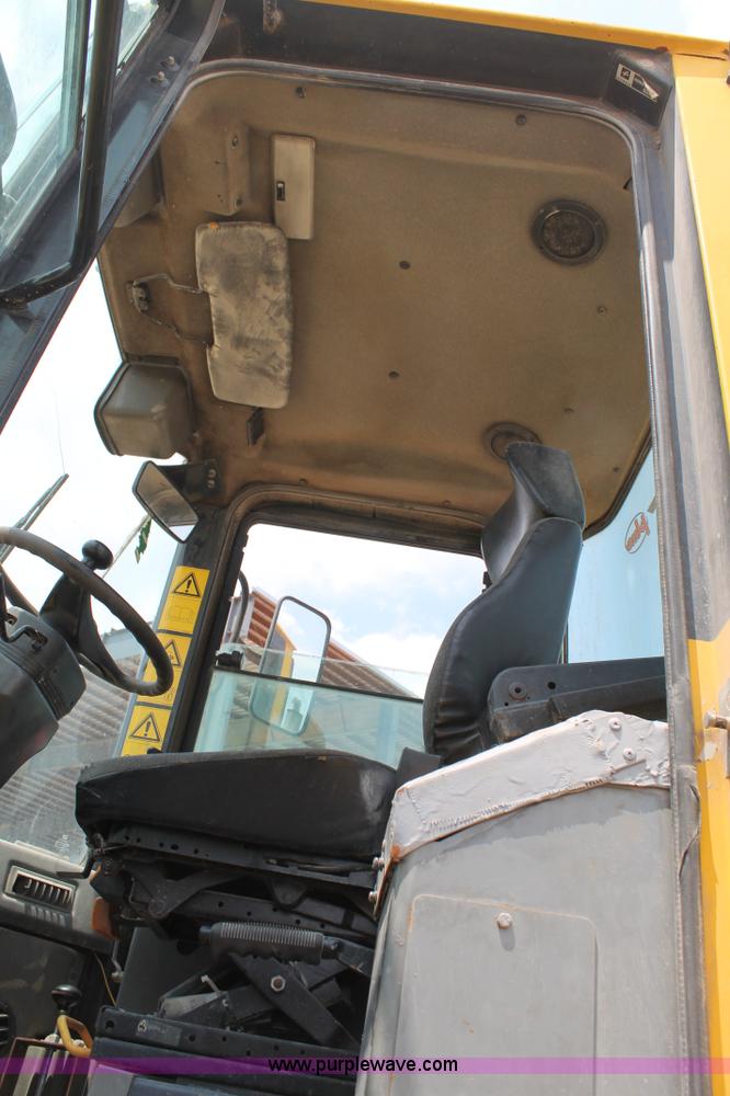 image for item L4368 2002 Komatsu WA270 wheel loader