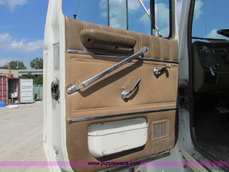 image for item R9329 1993 Ford LN8000 crane truck