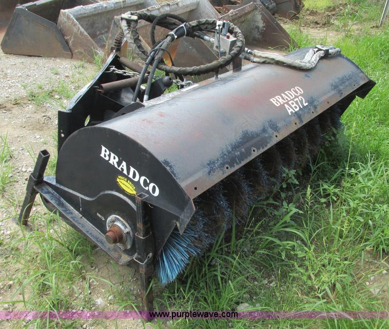 Bradco 33611 skid steer angle broom attachment in Blue Springs, MO