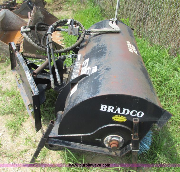 Bradco 33611 skid steer angle broom attachment in Blue Springs, MO