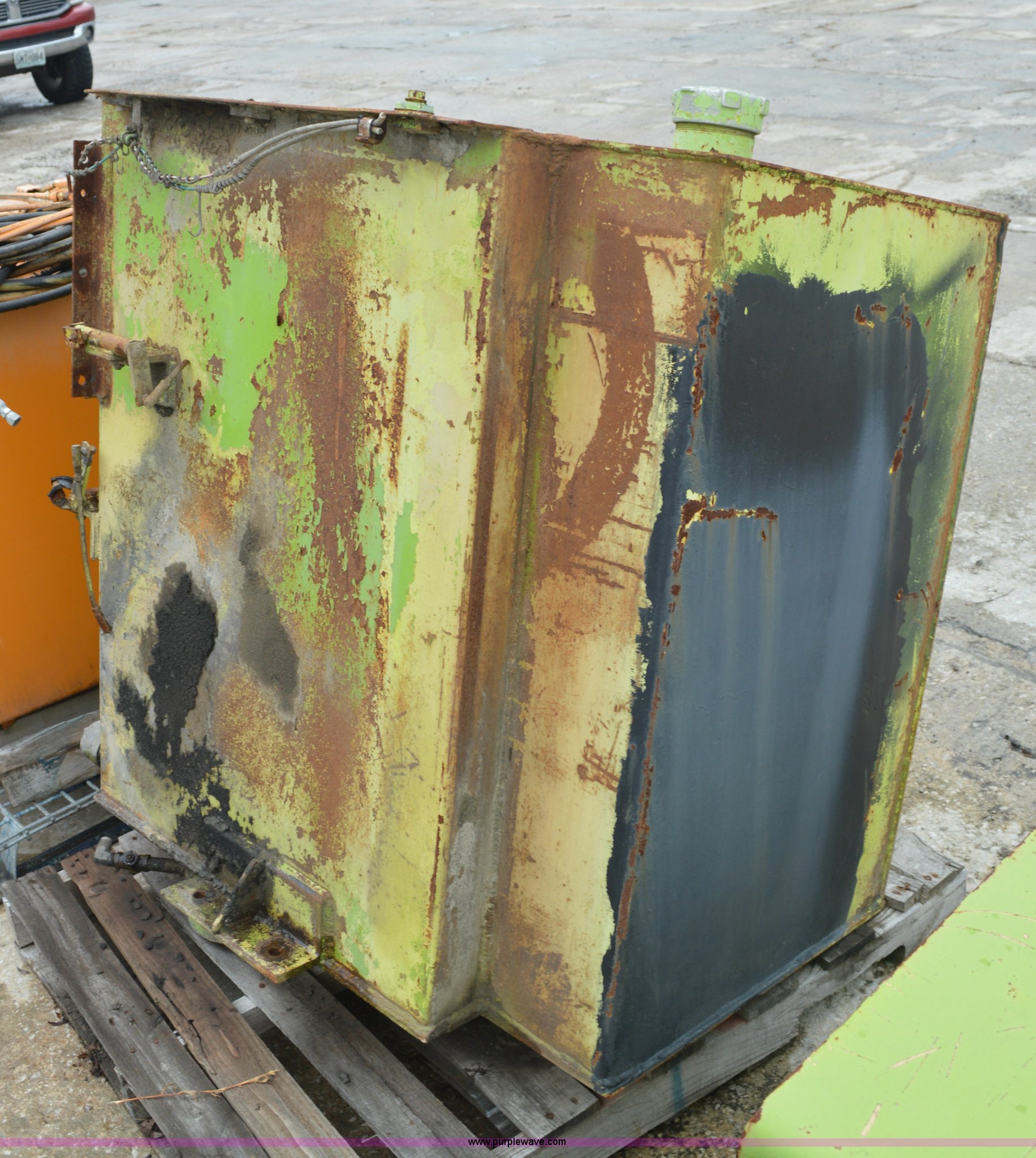 Terex TS24 front fuel tank in Liberty, MO | Item I2786 sold | Purple Wave