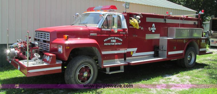image for item AX9427 1985 Ford F800 fire truck