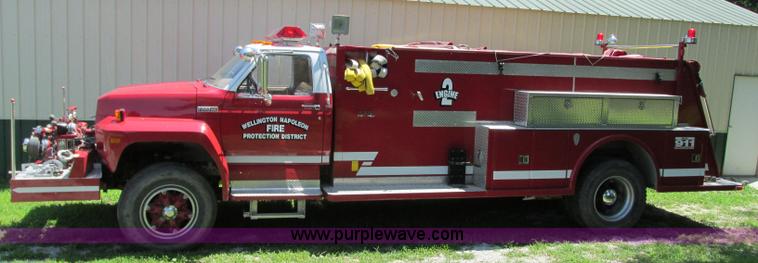 image for item AX9427 1985 Ford F800 fire truck