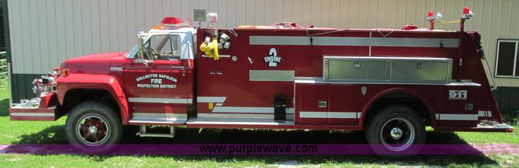 image for item AX9427 1985 Ford F800 fire truck