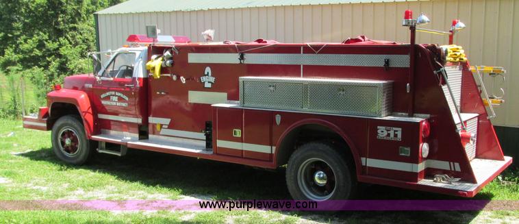 image for item AX9427 1985 Ford F800 fire truck