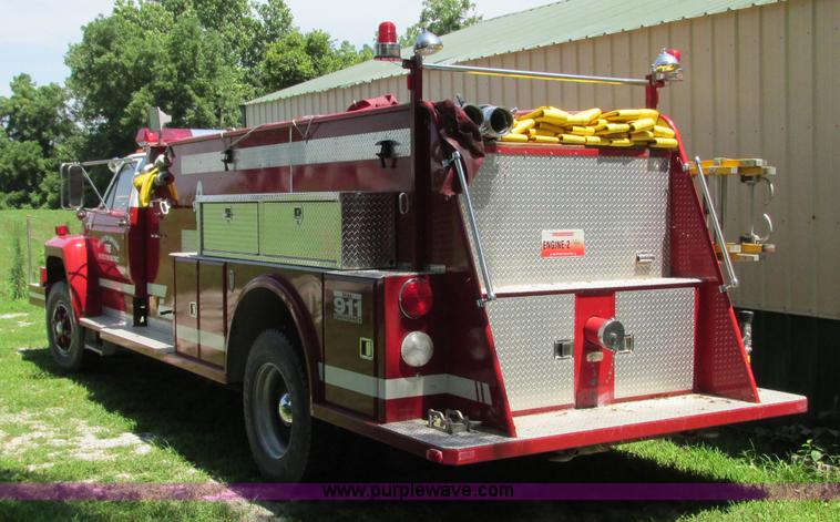 image for item AX9427 1985 Ford F800 fire truck