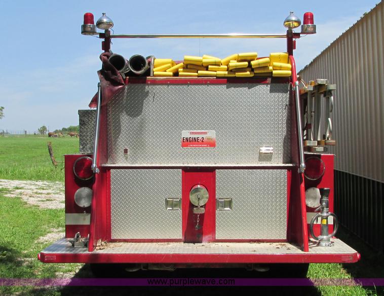 image for item AX9427 1985 Ford F800 fire truck