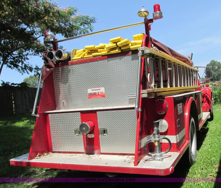 image for item AX9427 1985 Ford F800 fire truck