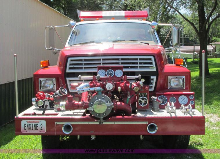 image for item AX9427 1985 Ford F800 fire truck