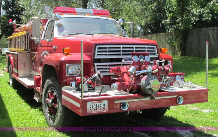 image for item AX9427 1985 Ford F800 fire truck