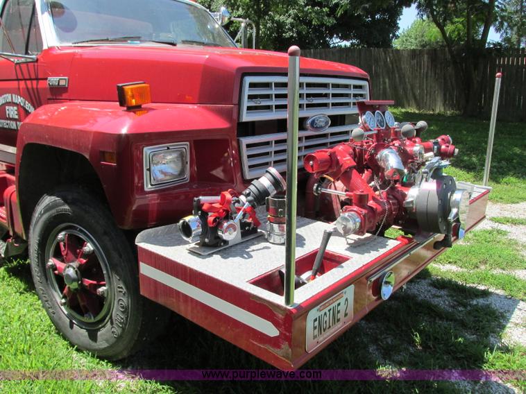 image for item AX9427 1985 Ford F800 fire truck
