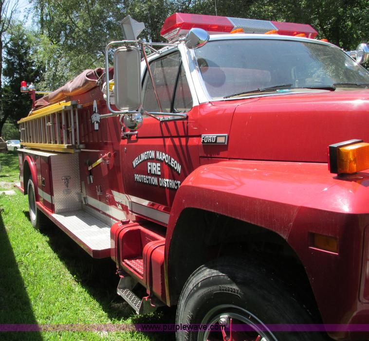 image for item AX9427 1985 Ford F800 fire truck