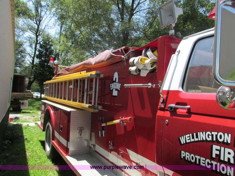 image for item AX9427 1985 Ford F800 fire truck