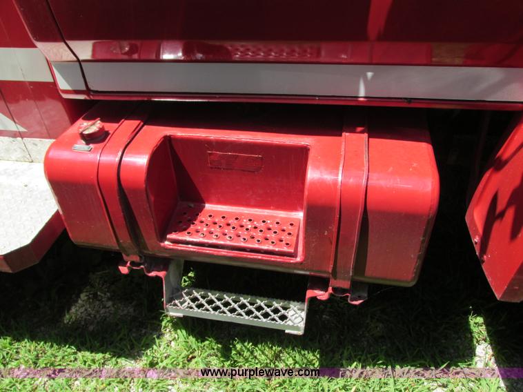 image for item AX9427 1985 Ford F800 fire truck