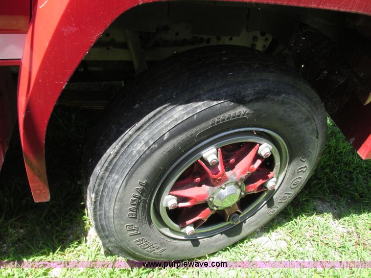 image for item AX9427 1985 Ford F800 fire truck