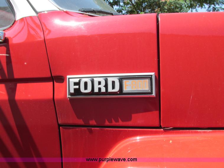 image for item AX9427 1985 Ford F800 fire truck