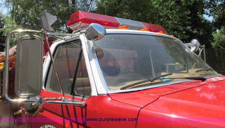 image for item AX9427 1985 Ford F800 fire truck
